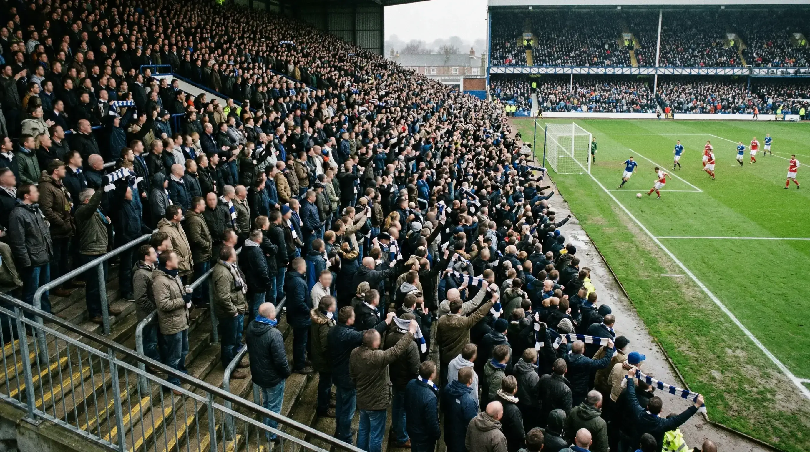 Englisches Fussballstadion mit dicht besetzten Raengen